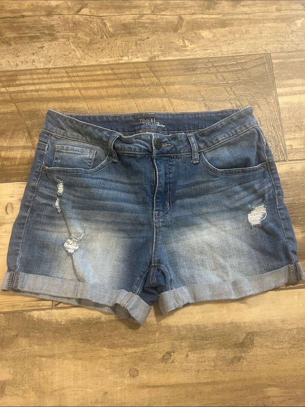 Women’s Time and Tru Distressed Blue Denim Roll-Cuff Shorts mid rise size 12